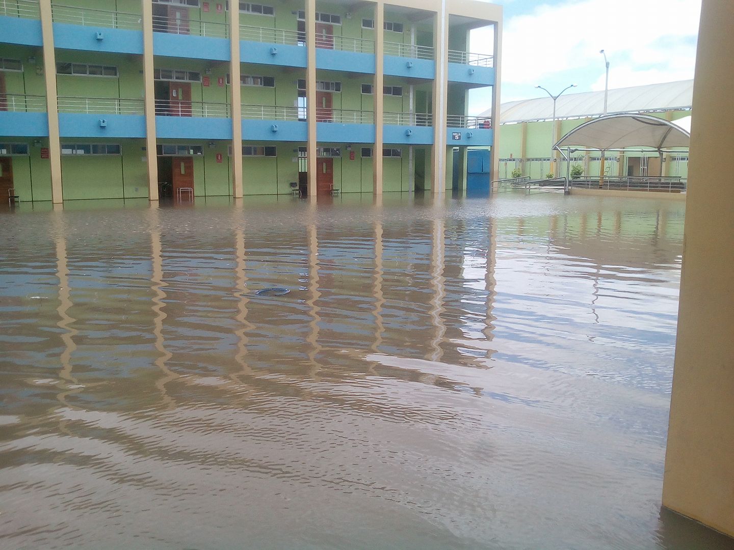 Colegios y otras instituciones amanecieron inundadas por las lluvias.